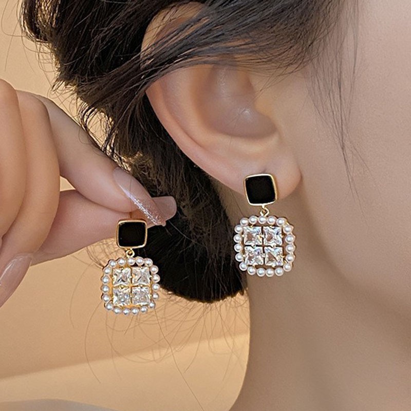 Vintage Fashion Trends 2026 - Boucles d'oreilles pendantes carrées en perles