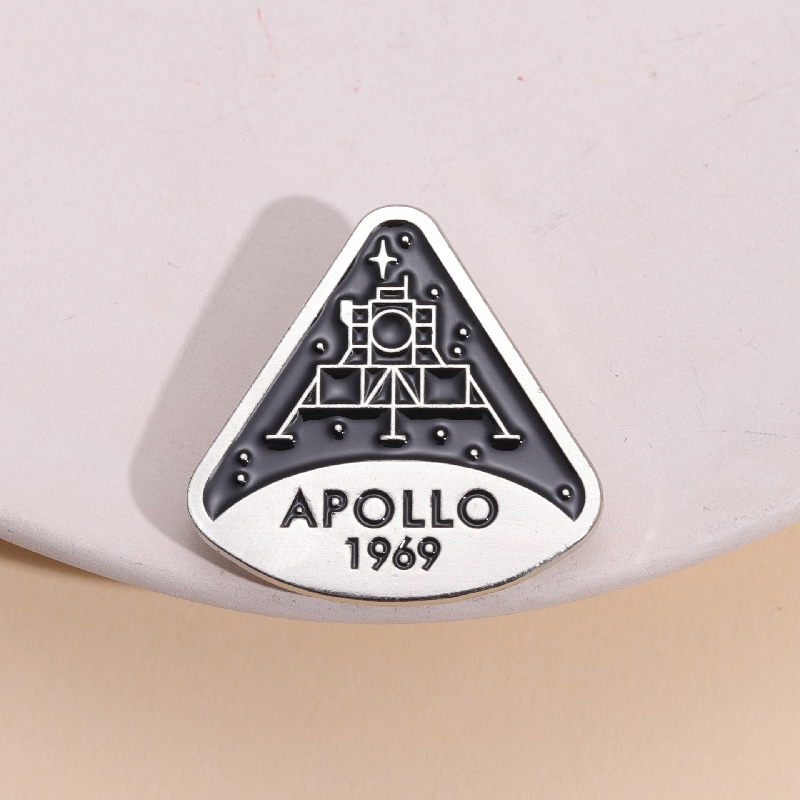 Vintage Fashion Research - Broches d'astronautes en émail pour programme