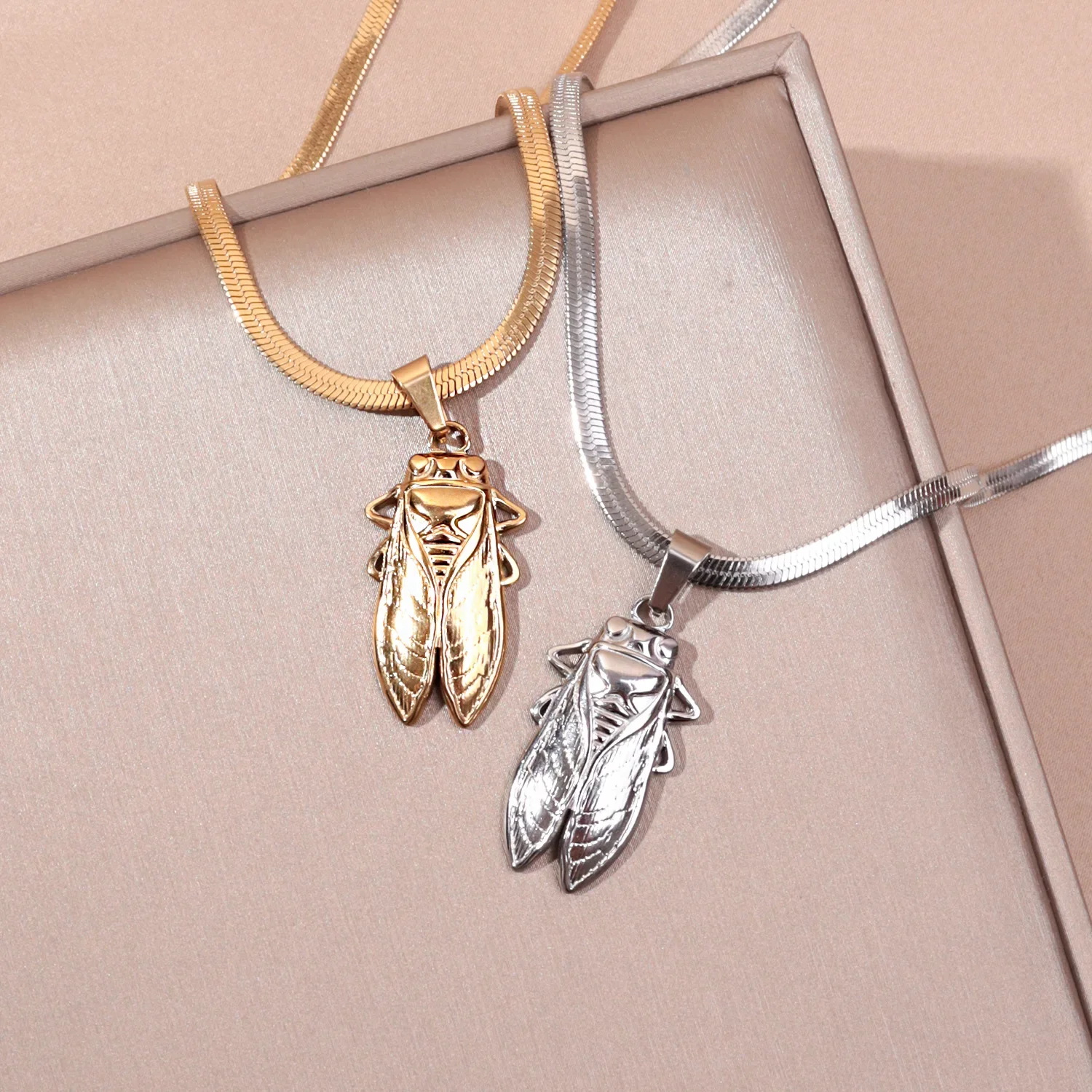 Vintage Fashion Bug - Tour de cou doré antique en