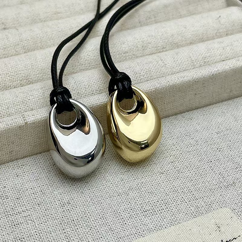 Vintage Fashion Trends 2026 - Collier coréen en corde noire avec