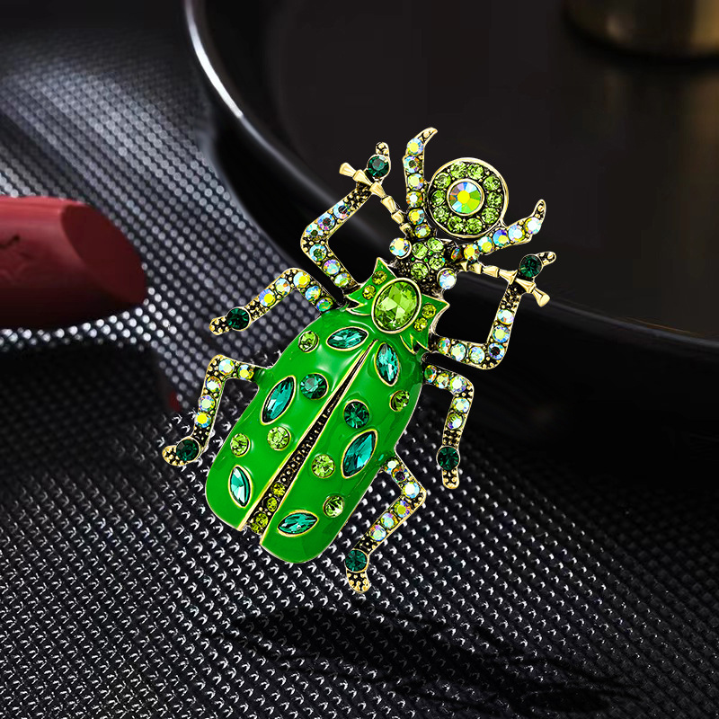 Broche vintage en forme de sca - Vintage Fashion Bug avis et prix