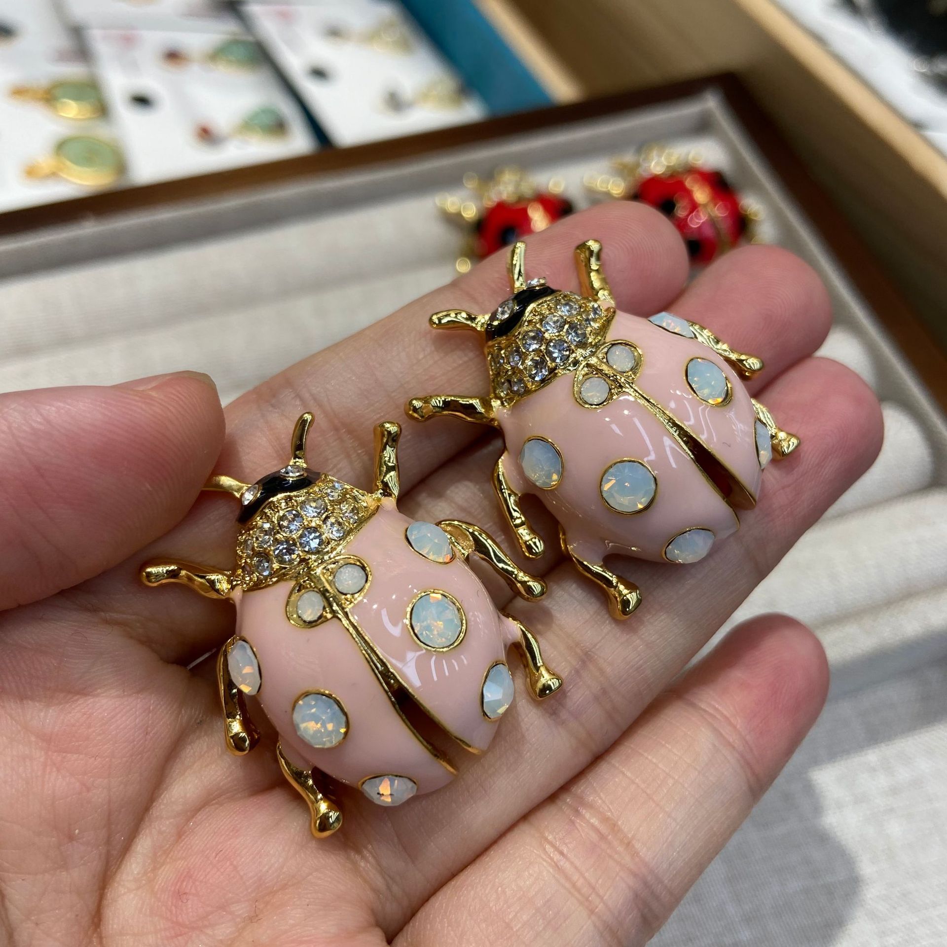 Nouvelles Boucles d'Oreilles V - Vintage Fashion Bug avis et prix