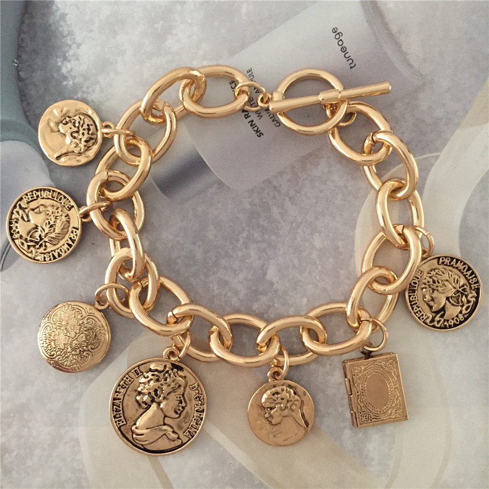 Bracelet à breloques en or de  - Vintage Fashion Coloring Book avis et prix