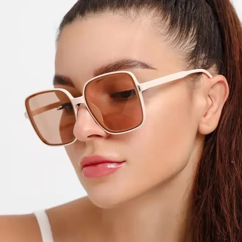 Lunettes de soleil carrées sur - Vintage Fashion Female avis et prix