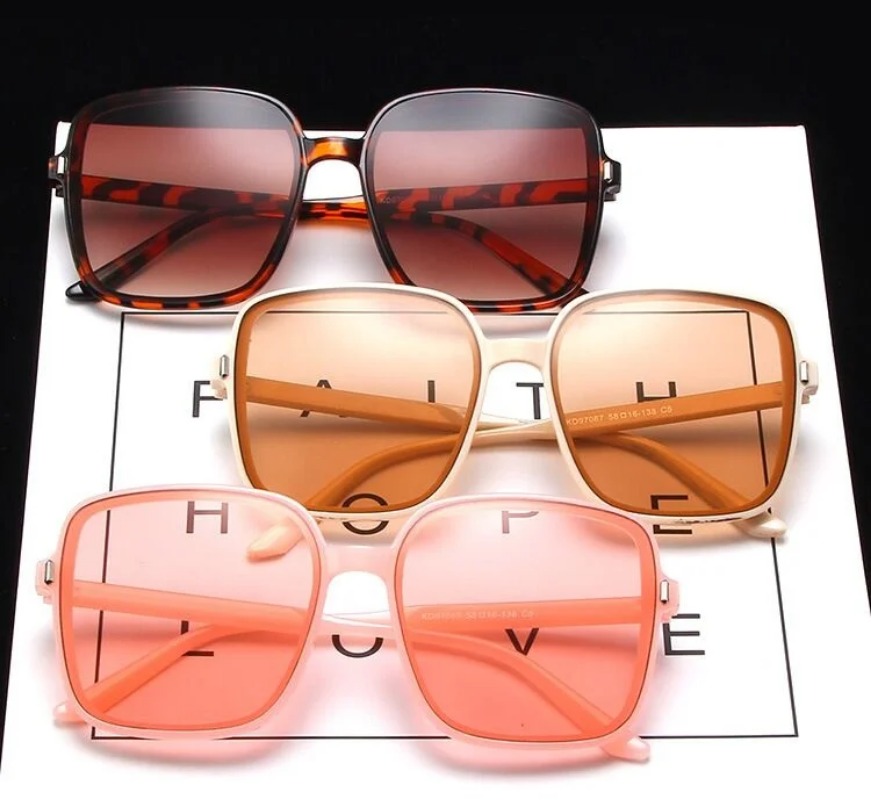 Lunettes de soleil carrées sur - Vintage Fashion Female avis et prix