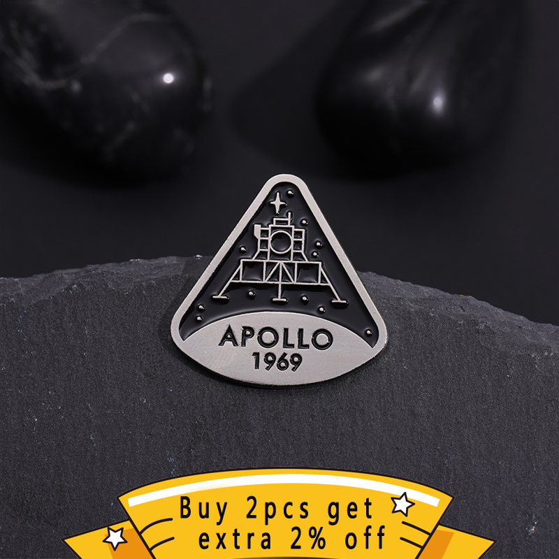 Broches d'astronautes en émail - Vintage Fashion Research avis et prix