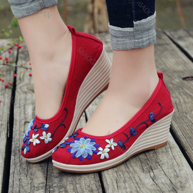 Chaussures compensées brodées  - Vintage Fashion Female avis et prix